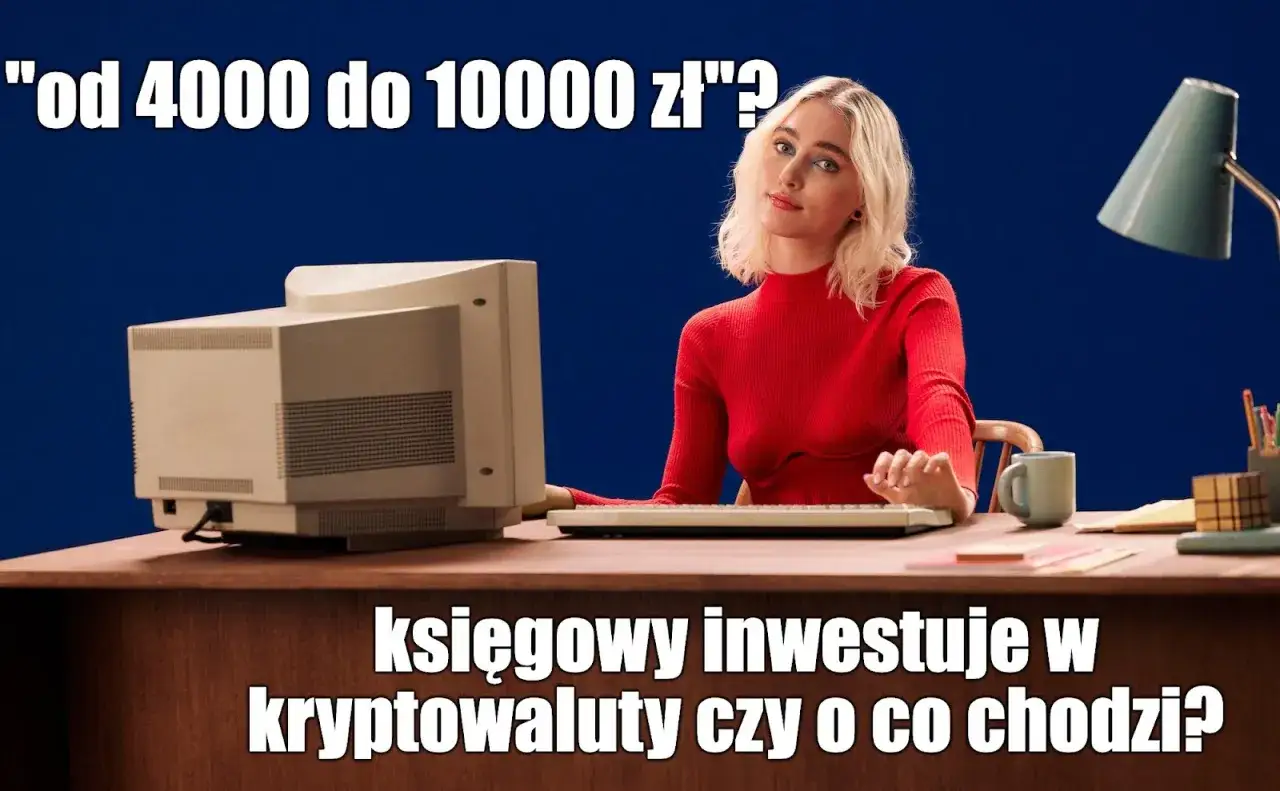 Kobieta przy biurku z komputerem, zastanawia się nad jawnością wynagrodzeń od kiedy. Czy księgowy inwestuje w kryptowaluty?