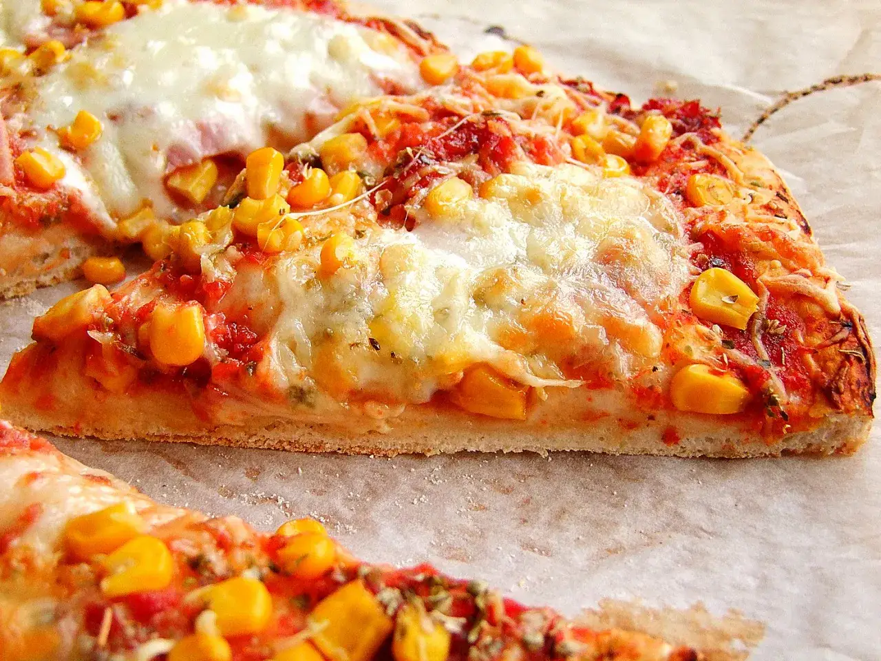 idealnie upieczona pizza chrupiący sp&oacute;d