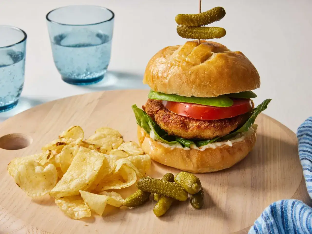Pyszny fit burger z kurczakiem, chrupiące chipsy i og&oacute;rki konserwowe. Idealny zestaw na szybki lunch.