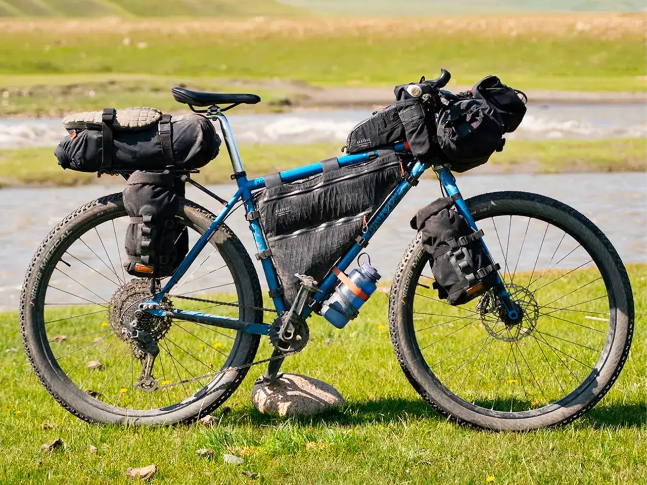 v&eacute;lo avec sacoches avant bien &eacute;quilibr&eacute;es pour le cyclotourisme
