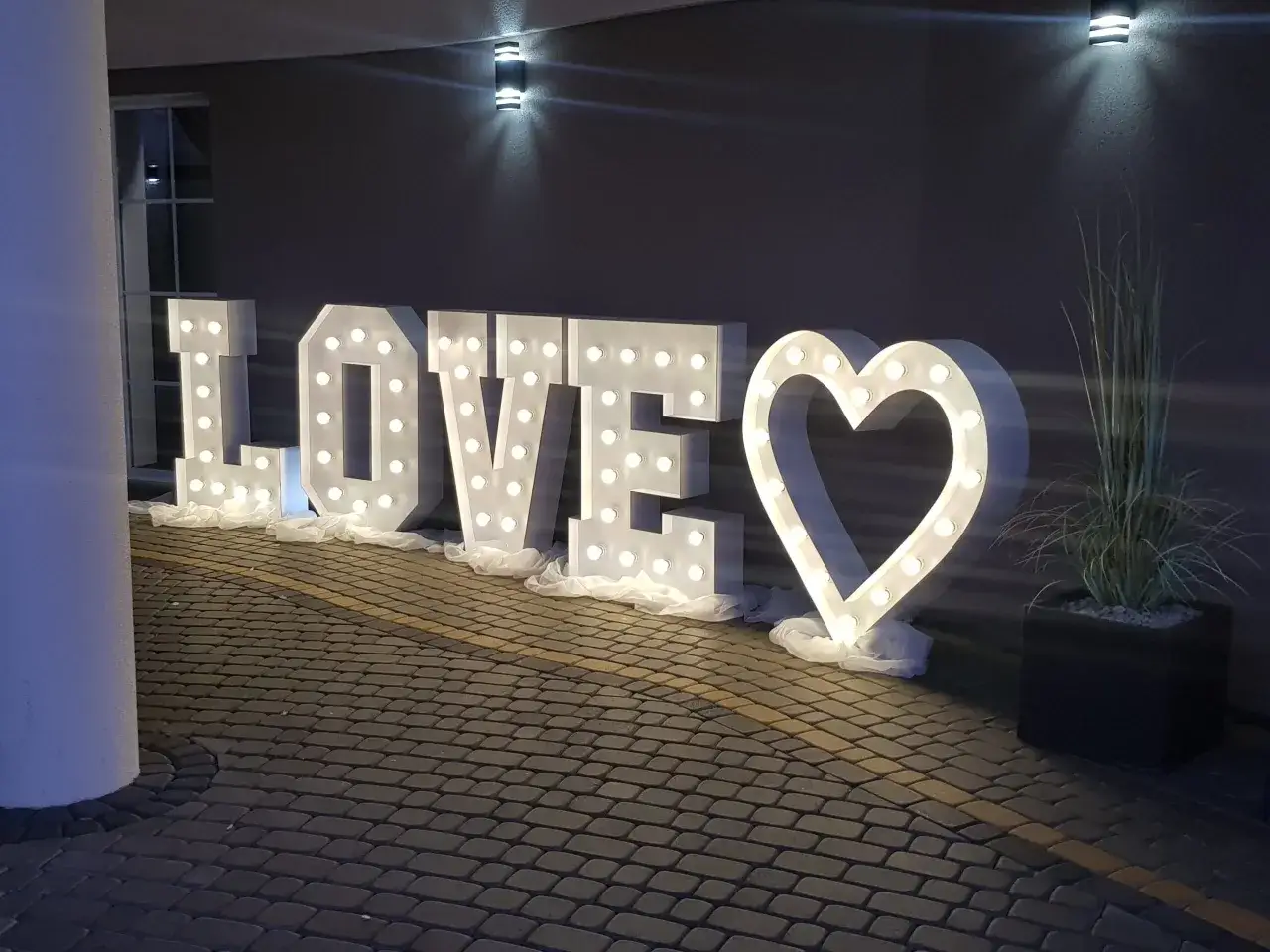 Podświetlane litery LOVE i serce, idealne na wynajem na romantyczne wydarzenia.