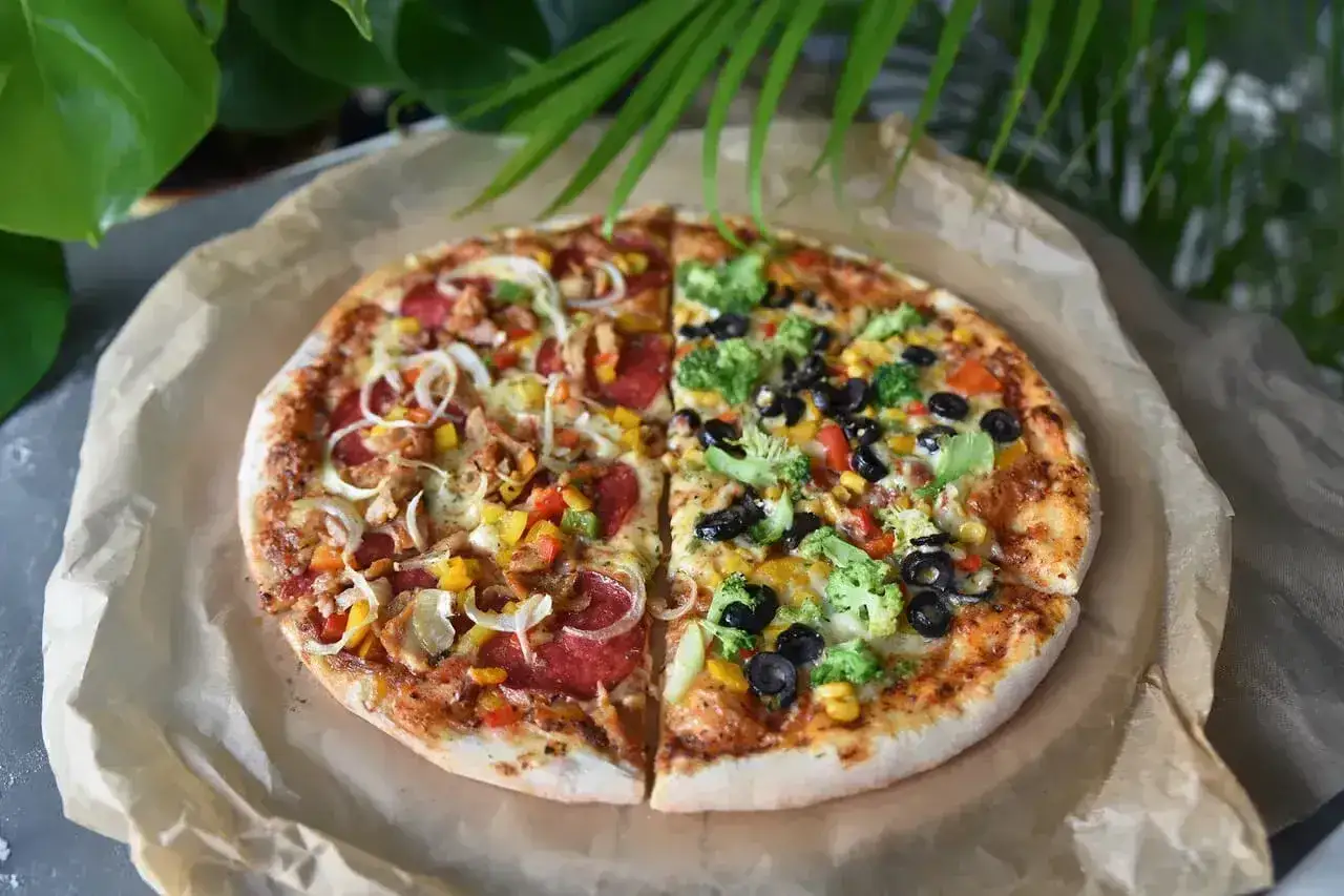 Pół na pół: pizza 32 cm z kurczakiem, papryką i cebulą oraz wegetariańska z brokułami, kukurydzą i oliwkami.