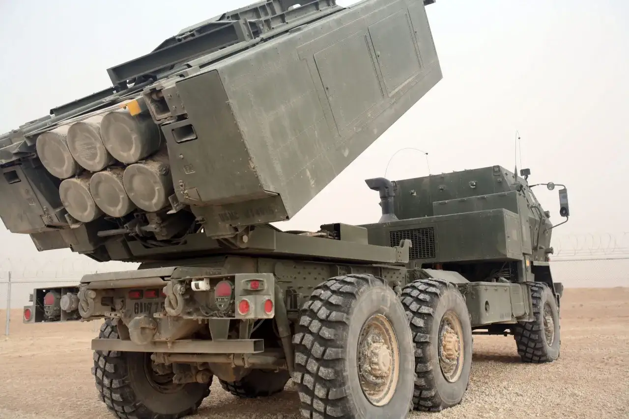 M142 HIMARS, potężna wyrzutnia rakiet, gotowa do akcji. Widoczne sześć pocisków w zasobniku.