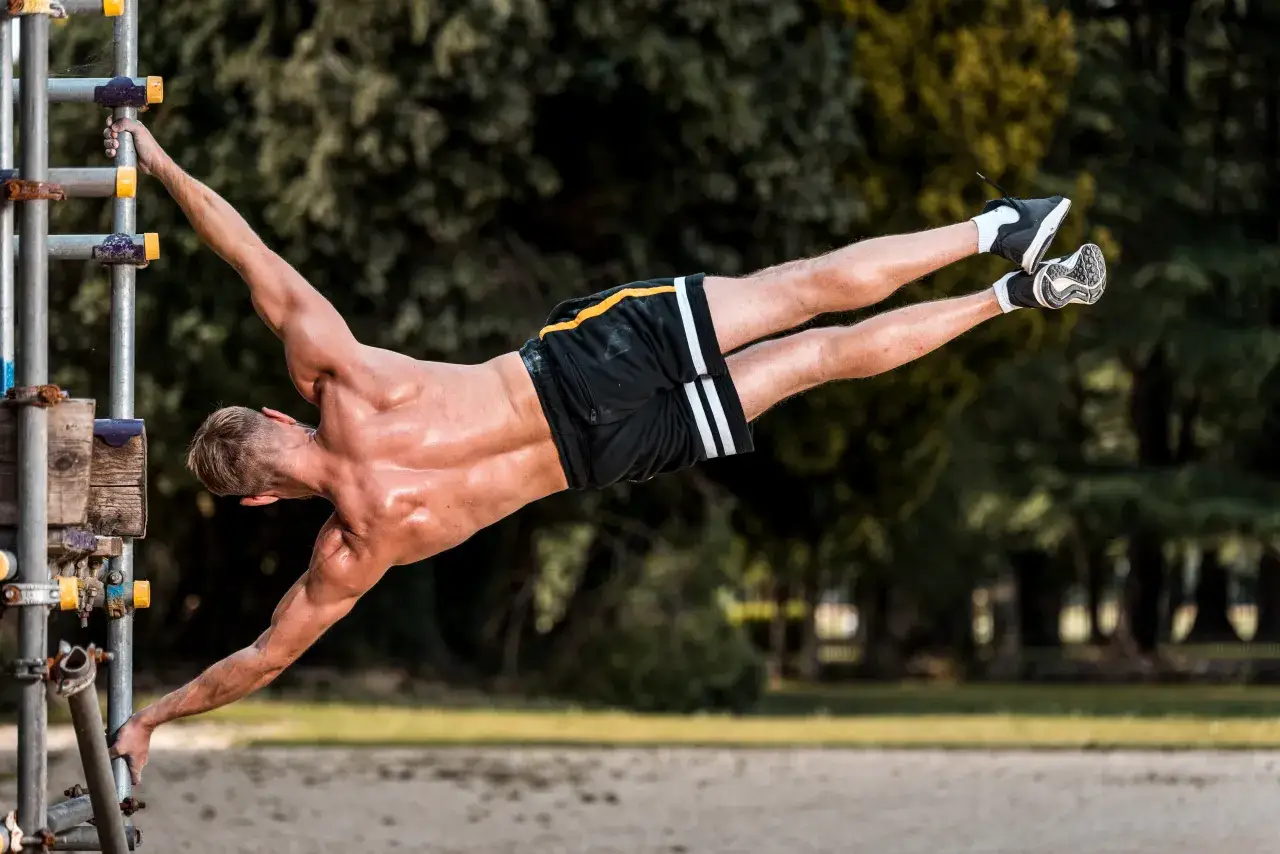 osoby trenujące kalistenikę i crossfit