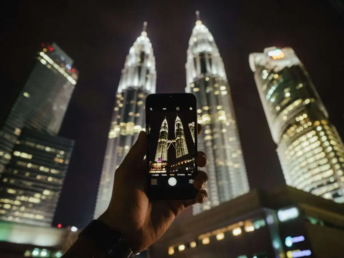 Nocne niebo nad Kuala Lumpur, z wieżami Petronas w tle. Telefon uchwycił piękno miasta, mimo że pogoda nie była idealna.