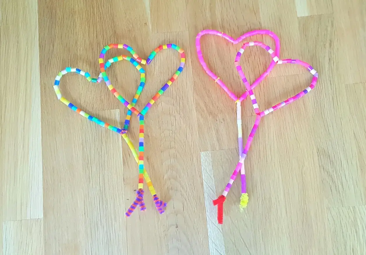 Bunte Herzen aus Perlen, perfekt zum Muttertagsgeschenk selber basteln.