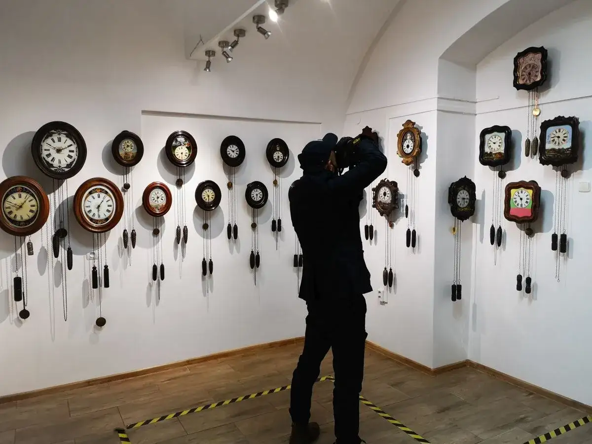 Odwiedzający dokumentuje bogactwo kolekcji, być może największego muzeum zegarów w Polsce, pełnego zabytkowych czasomierzy.