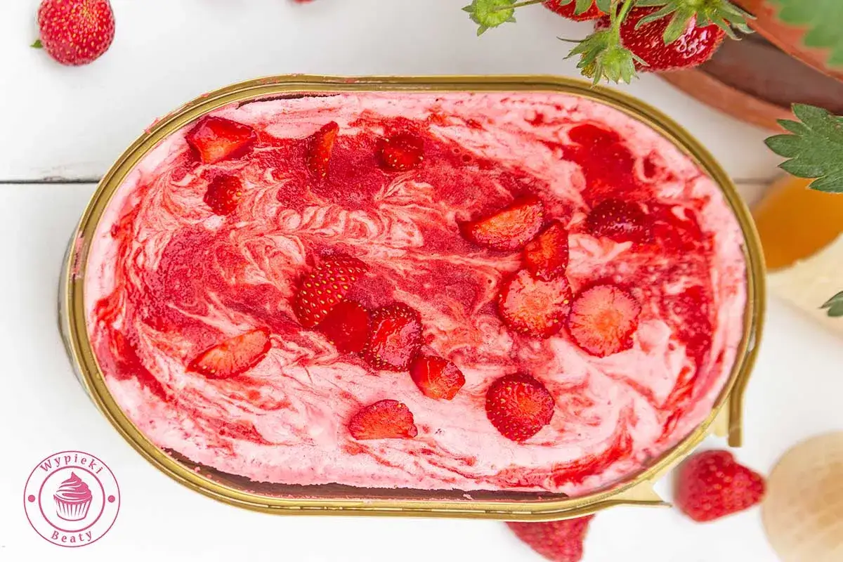 Pyszne lody z mascarpone i truskawkami, idealne na letnie upały. Kremowa konsystencja i intensywny smak owoców.