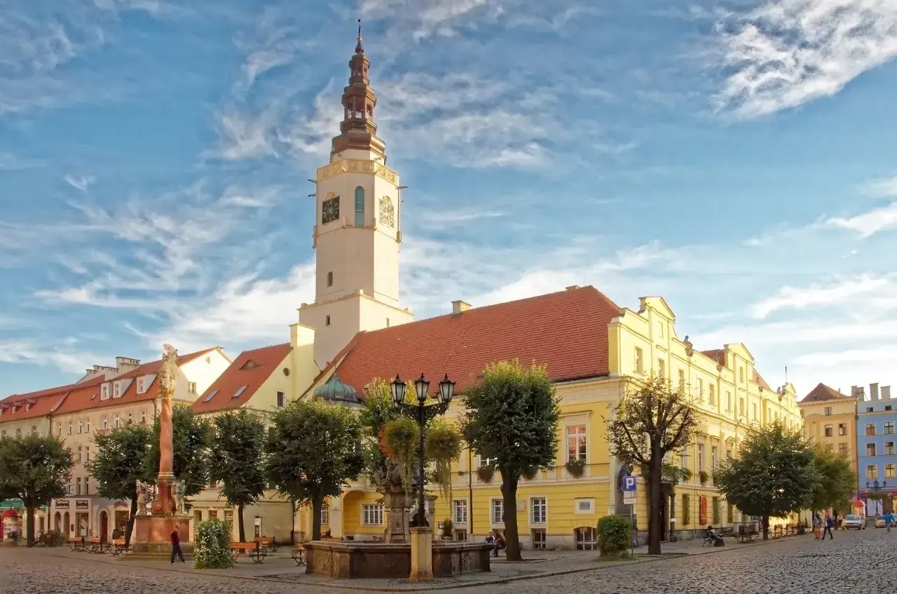Rynek w Świdnicy: Ratusz z wieżą zegarową, fontanna i kamienice. Piękne świdnickie atrakcje w słoneczny dzień.