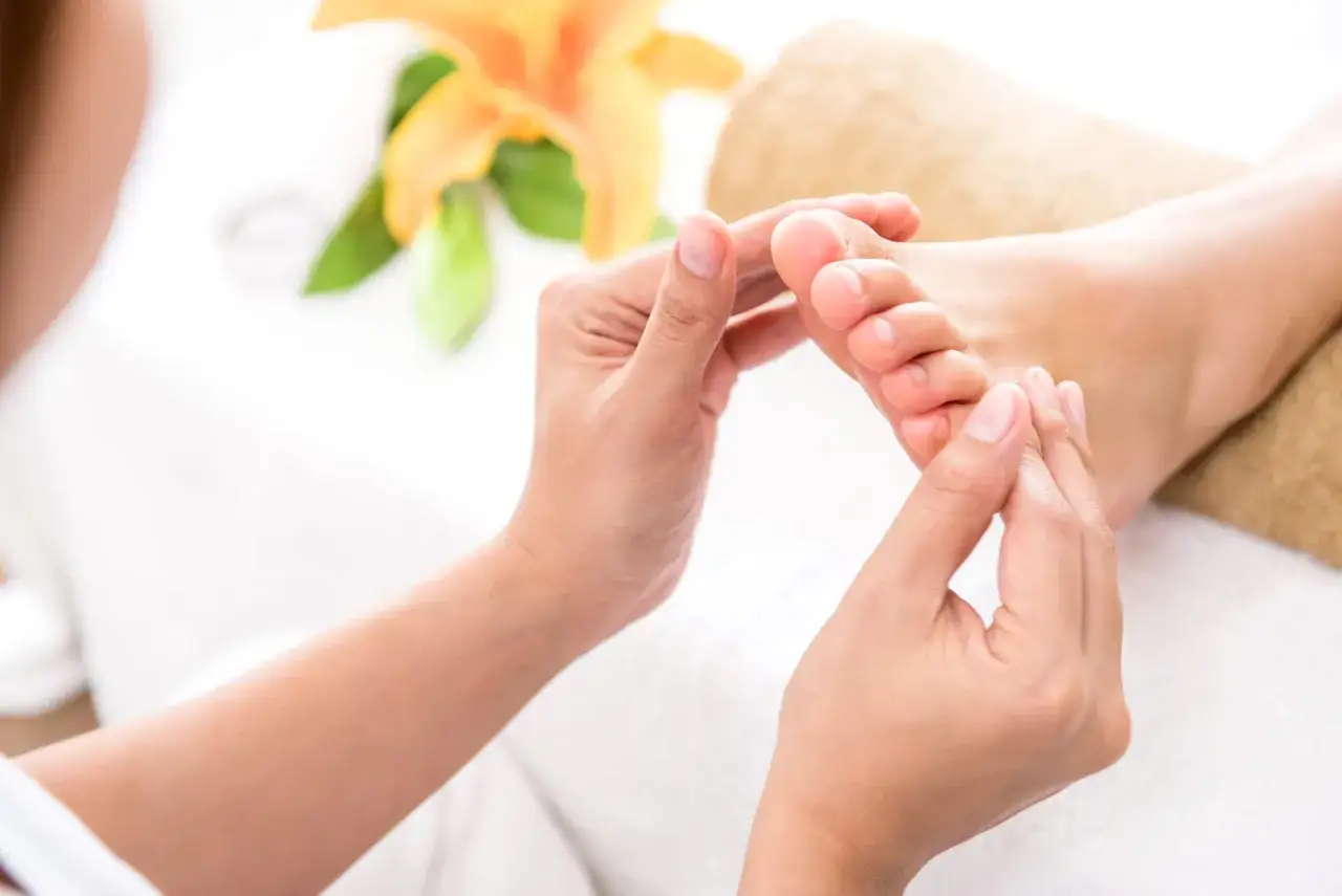 Détente assurée avec cette manucure pied. Les mains expertes massent délicatement les orteils, offrant un moment de pur bien-être.