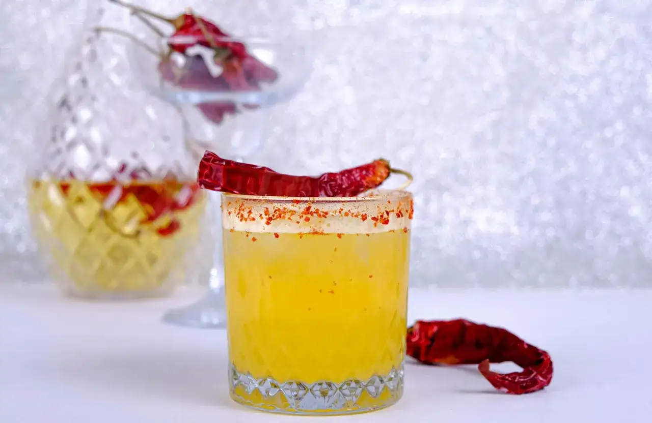 Odkryj, jak zrobić infuzję z chilli i miodu do drinków na bazie tequili. Pikanteria i słodycz w jednym!