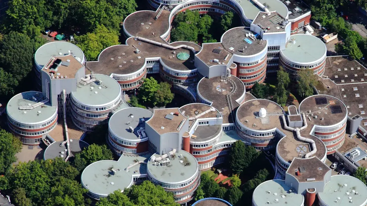 Luftaufnahme der uni duisburg essen mit ihren runden Geb&auml;udeteilen, die wie ein Kleeblatt angeordnet sind.