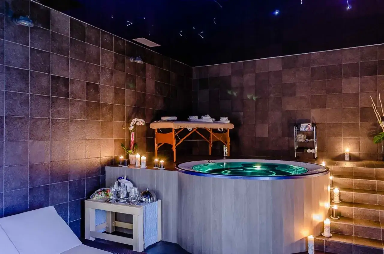Relaks w tej strefie spa: jacuzzi, leżanka, masaż i romantyczne świece tworzą idealne miejsce na odprężenie.