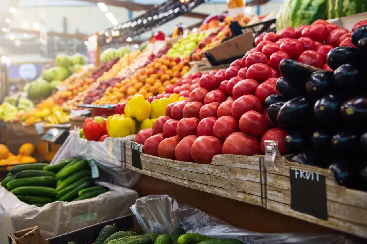 Rayons de march&eacute; d&eacute;bordant de couleurs vives : tomates rouges, aubergines fonc&eacute;es, poivrons jaunes et verts, concombres frais. Un festin de **l&eacute;gumes de saison mai**.