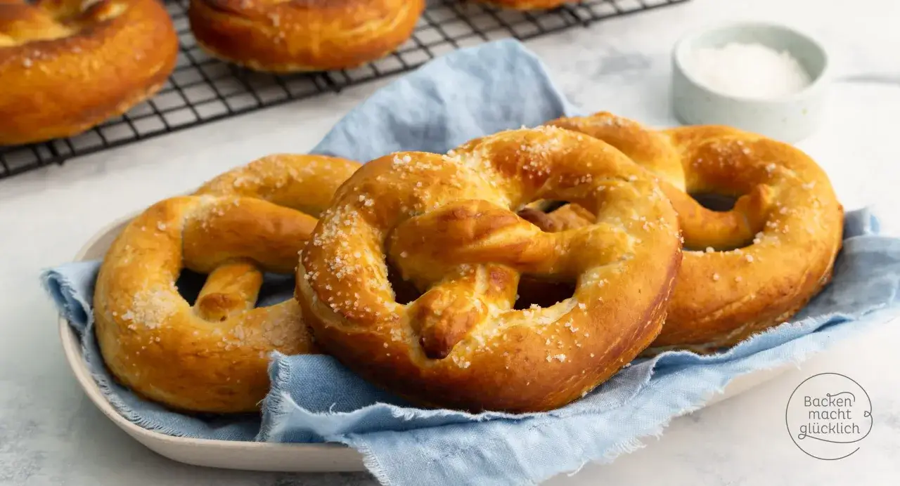 Frisch gebackene Brezeln mit grobem Salz, perfekt f&uuml;r ein Laugenteig Rezept.