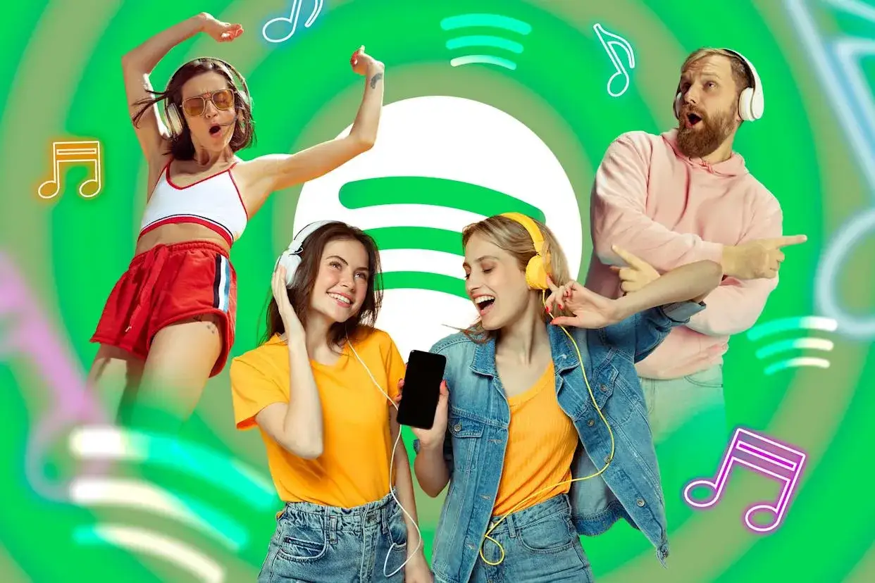 Cztery osoby słuchają muzyki na słuchawkach, tańczą i śpiewają. W tle logo Spotify i nuty. Idealne do wzruszających piosenek o przyjaźni.