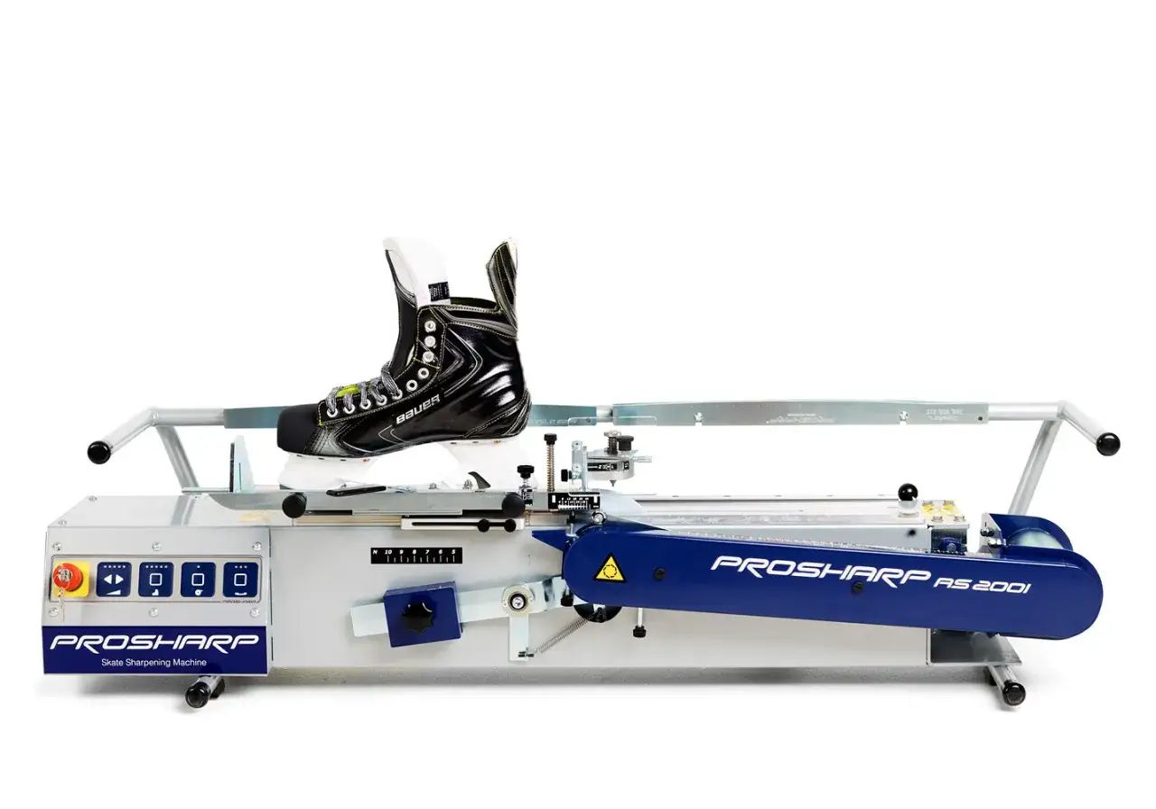 En hockey-skridsko är monterad på en Prosharp AS 2001 maskin för slipning skridskor.