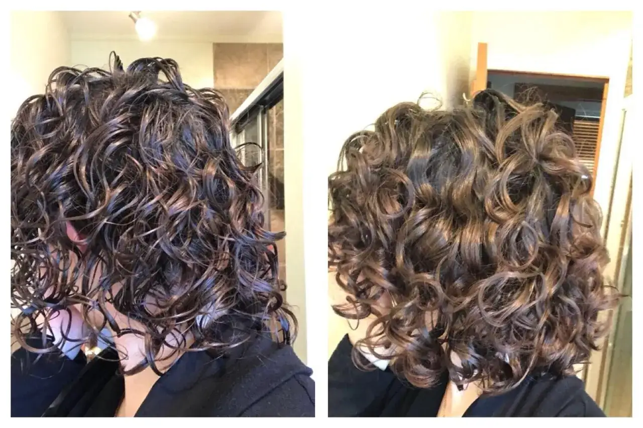 Cheveux bruns boucl&eacute;s, humides &agrave; gauche, secs et d&eacute;finis &agrave; droite. Le scruncher cheveux a r&eacute;v&eacute;l&eacute; des boucles magnifiques.