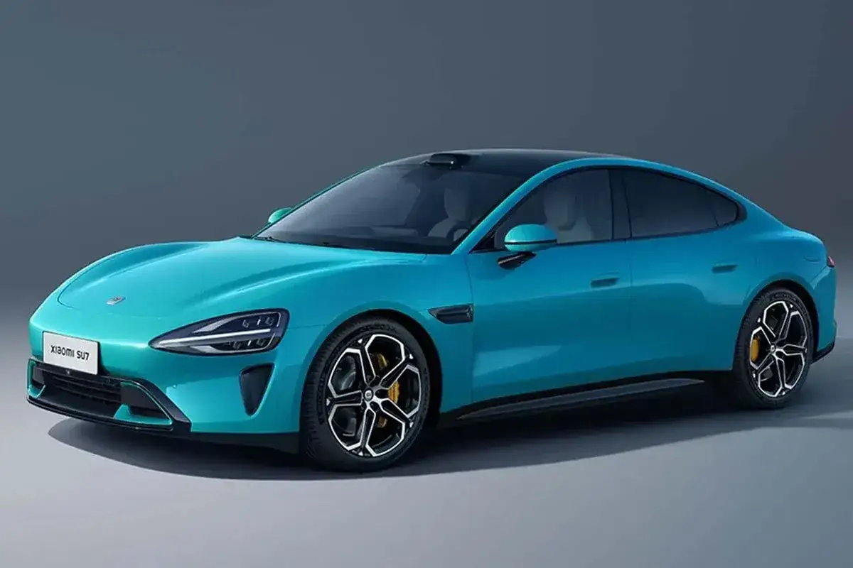 Turkusowy Xiaomi SU7, elektryczny sedan z czarnym dachem i futurystycznymi felgami. Czekamy na oficjalną Xiaomi SU7 cena.