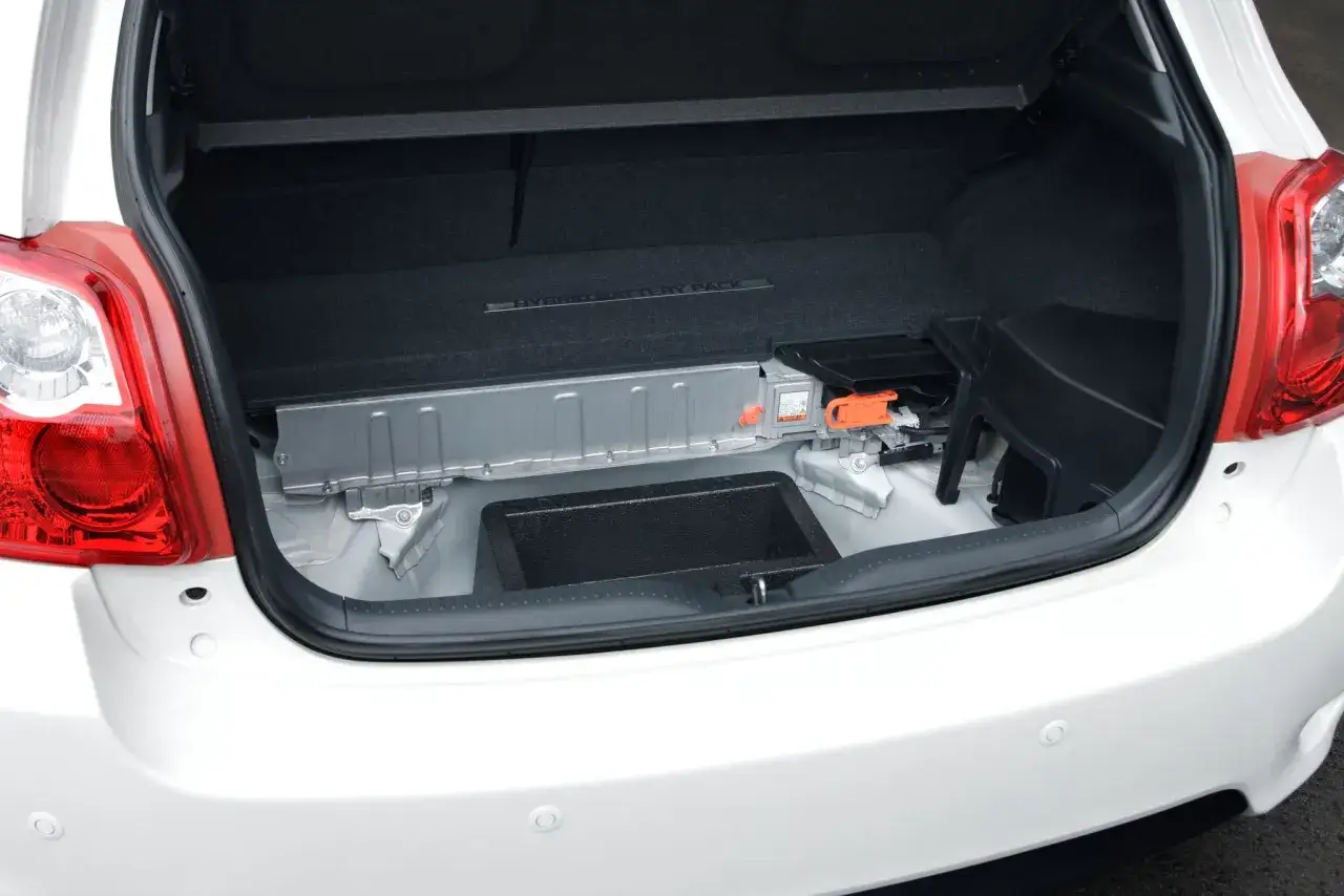 Toyota Auris Hybrid lokalizacja akumulatora 12V bagażnik