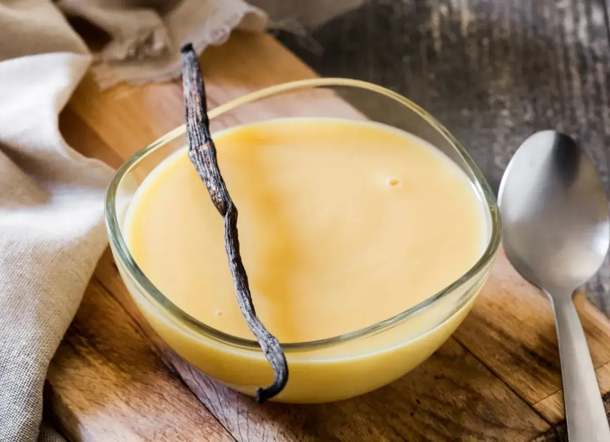 Aksamitny custard w miseczce, ozdobiony laską wanilii. Pyszny deser, który rozgrzewa.