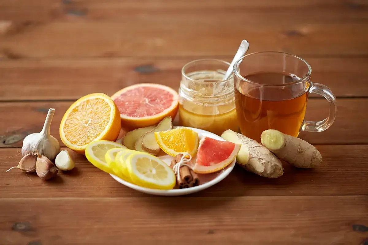 Naturalne domowe sposoby na alergię: czosnek, cytryna, pomarańcza, grejpfrut, imbir, mi&oacute;d i herbata.
