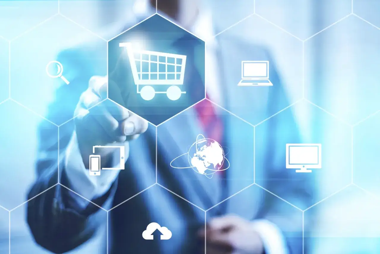 Biznesmen dotyka ekranu, wybierając ikony symbolizujące zakupy online, globalny zasięg i technologie. To klucz do skutecznego marketing doświadczeń.