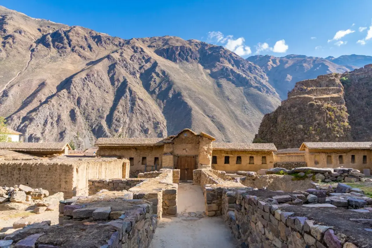 Wspaniała wycieczka do Peru! Ruiny Inków w Ollantaytambo, z imponującymi tarasami i kamiennymi budowlami, na tle majestatycznych gór.