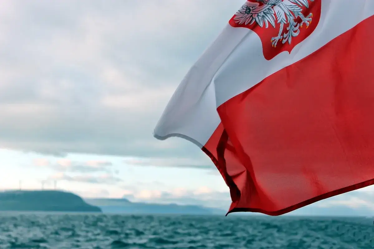 Polska bandera powiewa nad morzem. Biało-czerwona z orłem, symbol wolności. Co to za piękna bandera?