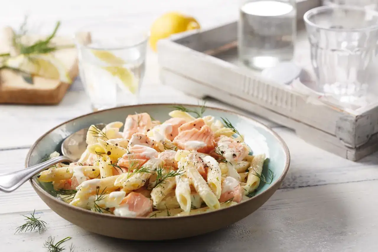 Penne mit Lachs in cremiger Sahnesauce, garniert mit Dill. Ein köstliches Gericht, das Lust auf mehr macht.