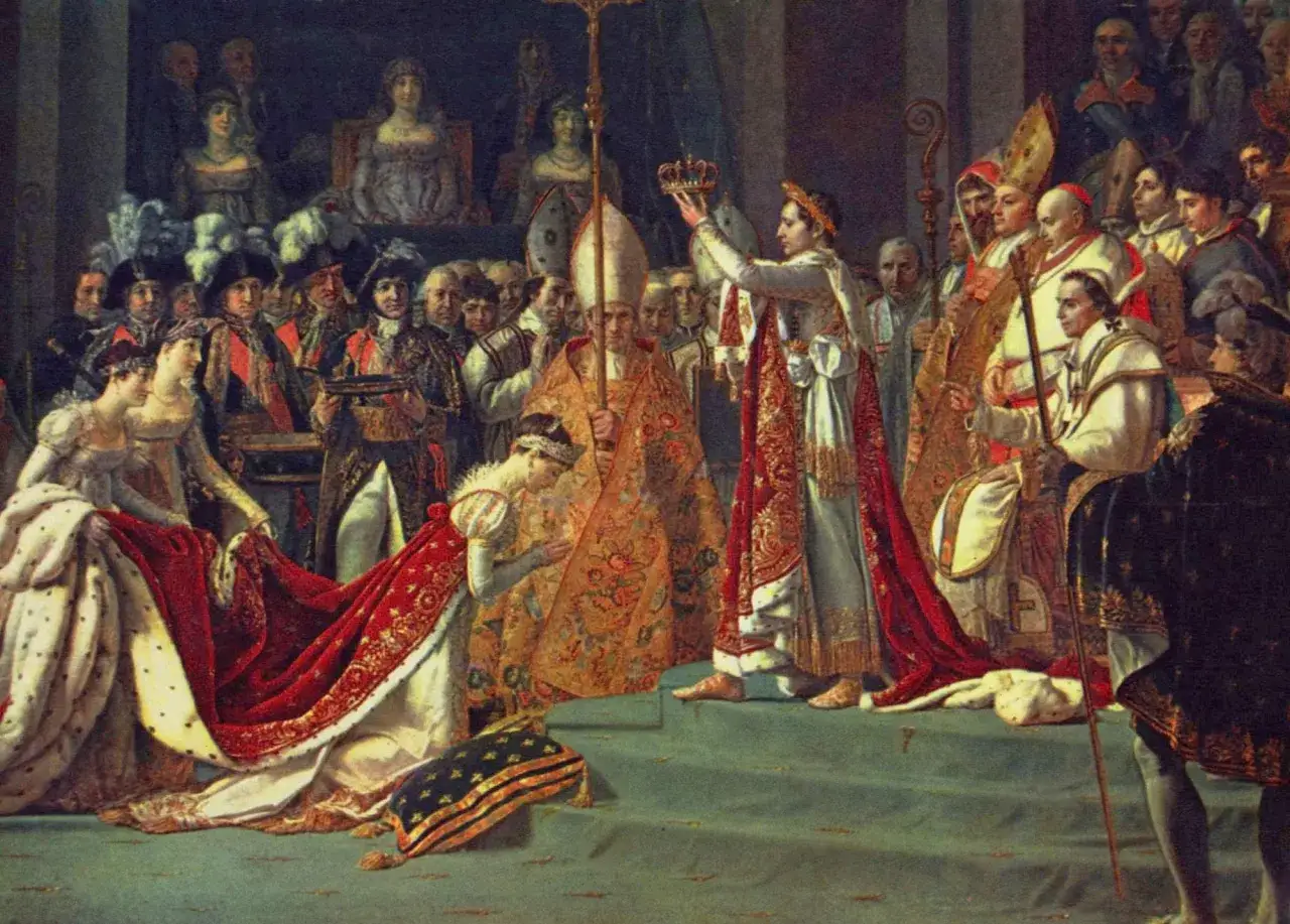 Napoleon, mimo swojego niskiego wzrostu, koronuje się na cesarza. Uroczystość z udziałem dostojników i dam.
