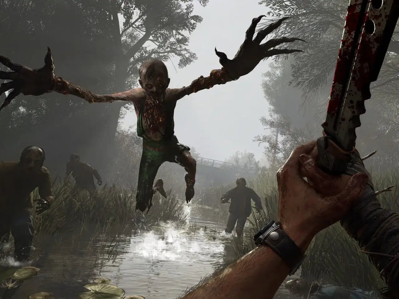 Złowrogi skok zombie w grze o zombie. Gracz trzyma zakrwawiony nóż, gotowy do walki z hordą nieumarłych w podmokłym terenie.