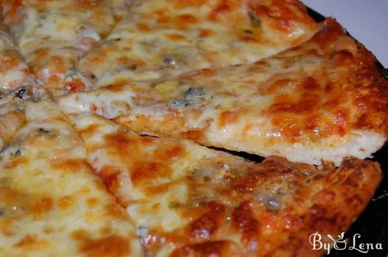 Pyszna pizza 4 sery, z ciągnącym się, złotym serem i chrupiącym ciastem. Idealna na wieczór.
