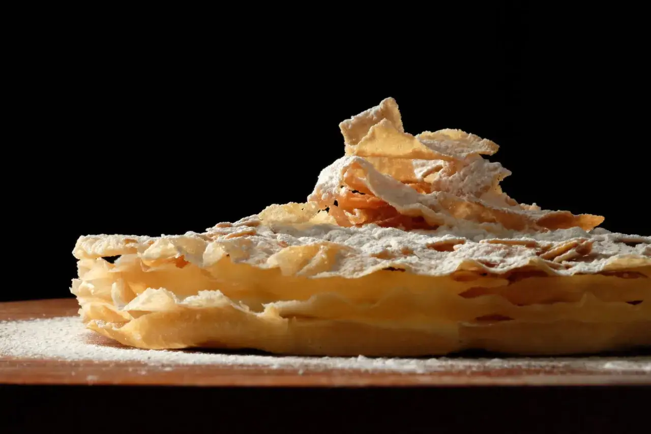Deliciosa tarta &aacute;rabe, con capas crujientes y un toque de az&uacute;car glas.