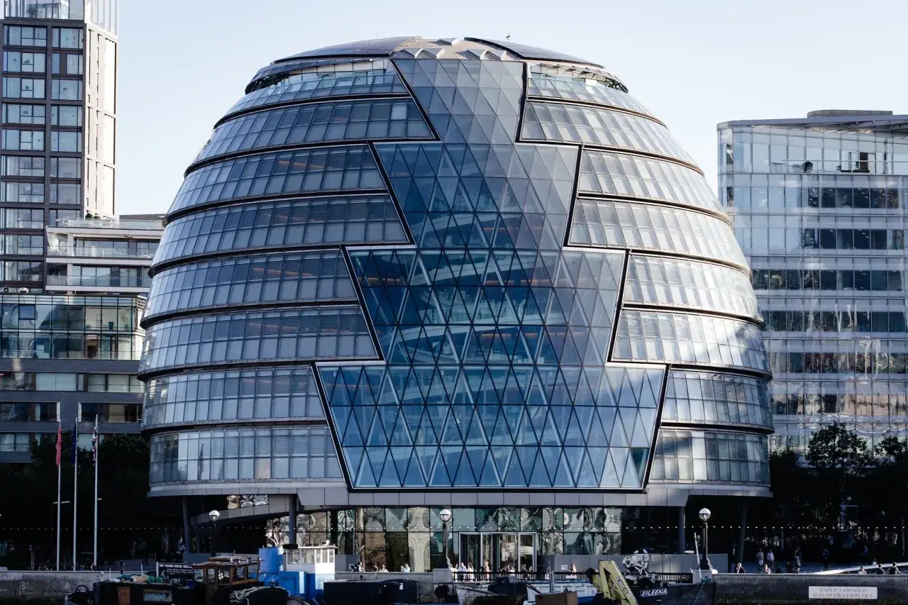 Il municipio di Londra, un capolavoro di Norman Foster, con la sua forma a bulbo e le facciate a diamante.