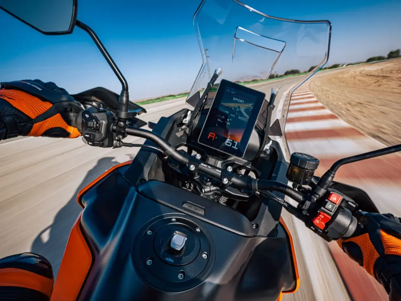 Manopole arancioni su una moto KTM, con display che mostra 