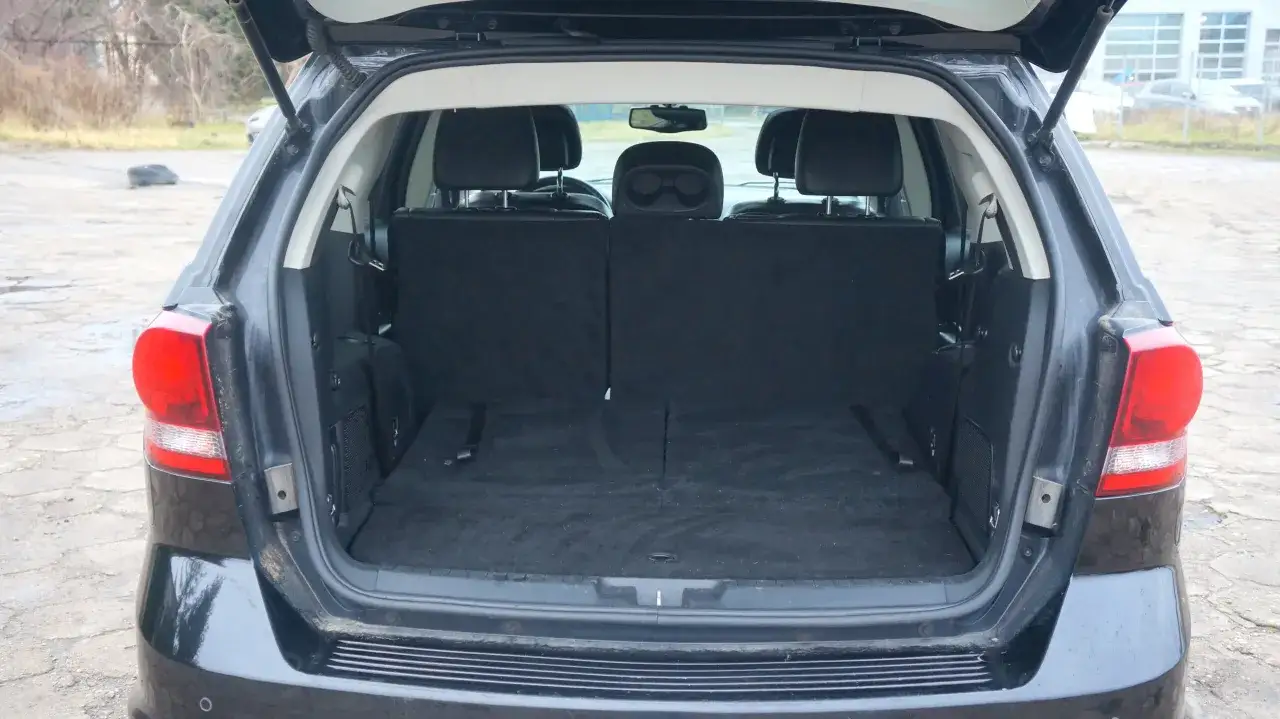 Bagażnik Dodge Journey, idealny na rodzinne wyjazdy. Wiele miejsca, łatwe składanie siedzeń. Sprawdź opinie!