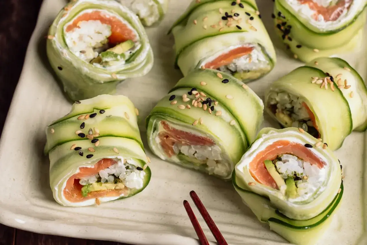Roladki sushi z łososiem i awokado zawinięte w ogórka, posypane sezamem. Czy sushi jest zdrowe? Tak, zwłaszcza w takiej lekkiej wersji!