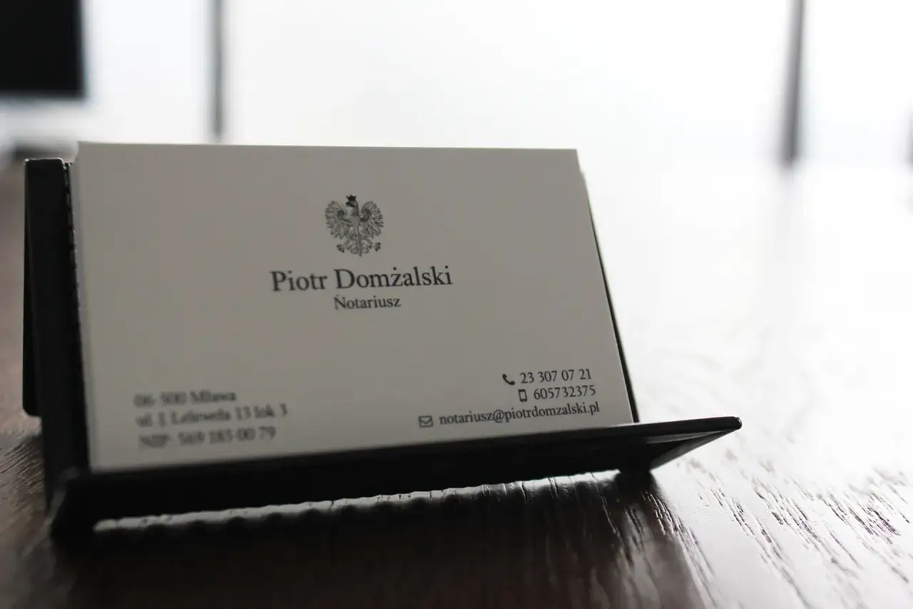 Wizytówka notariusza Piotra Domżalskiego. Informacje o tym, jak zwracamy się do notariusza, są na niej zawarte.