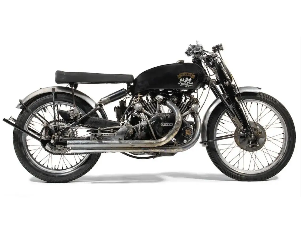 Czarny, zabytkowy motocykl Vincent Black Shadow, uznawany za najdroższy motor na świecie, z chromowanymi elementami i charakterystycznym silnikiem.