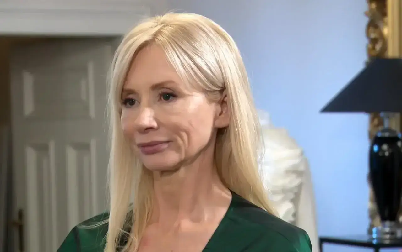 Ewa Gawryluk, wiek: aktorka z blond włosami, w zielonej sukience, z delikatnym uśmiechem.