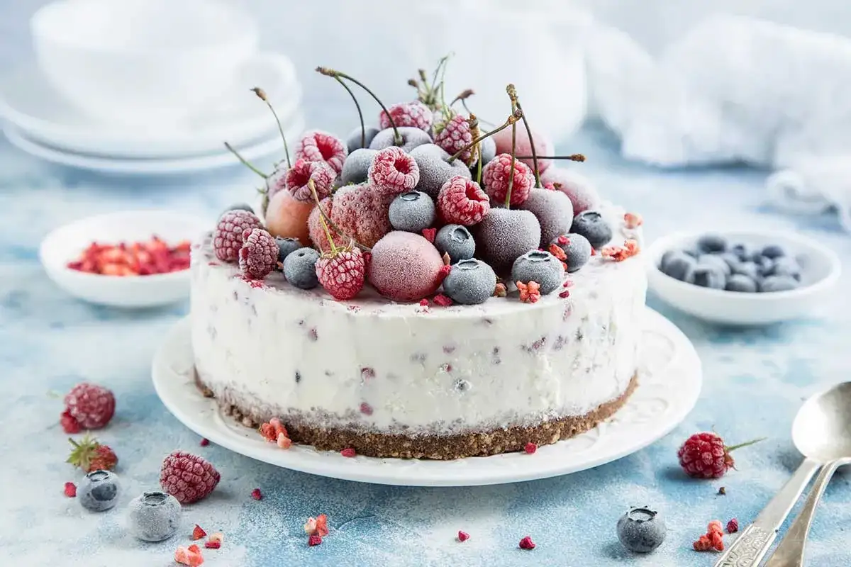 Torta gelato con frutti di bosco, un'idea per dolci da fare in 5 minuti senza cottura. Fresca e colorata, perfetta per l'estate.
