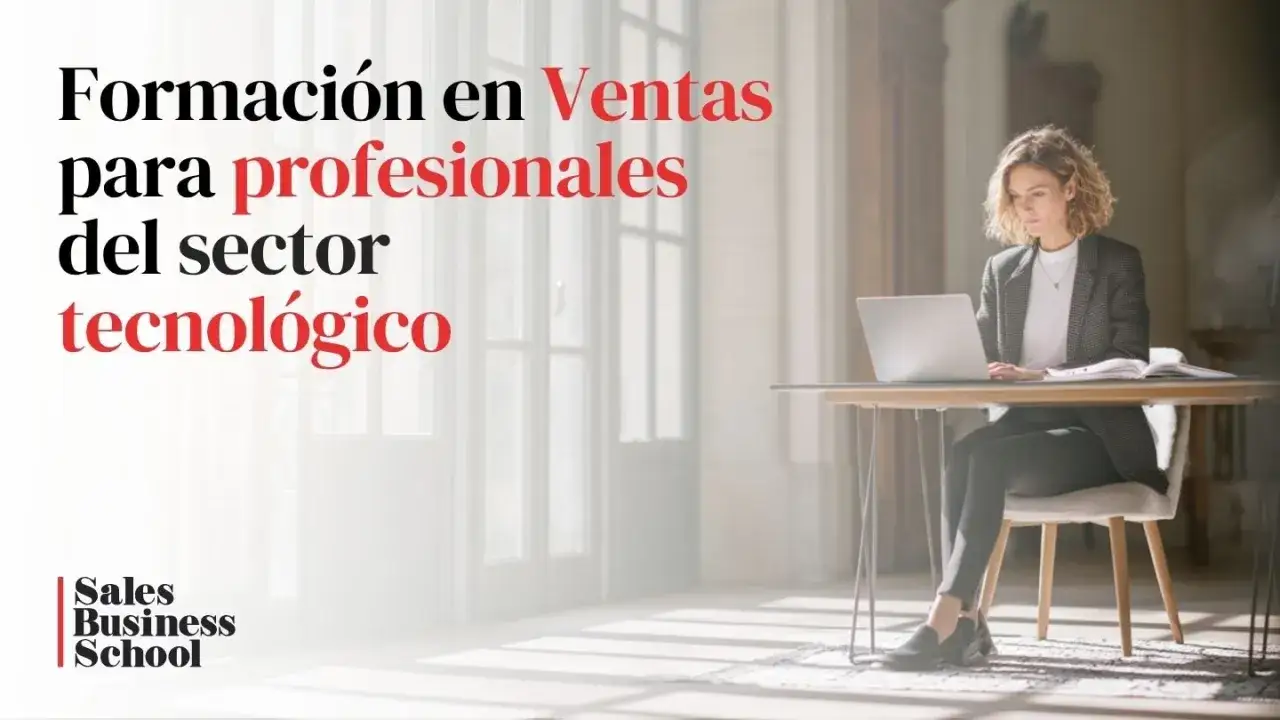 Profesional de tecnolog&iacute;a aprende en cursos de ventas. Una mujer trabaja en su laptop en una oficina luminosa.