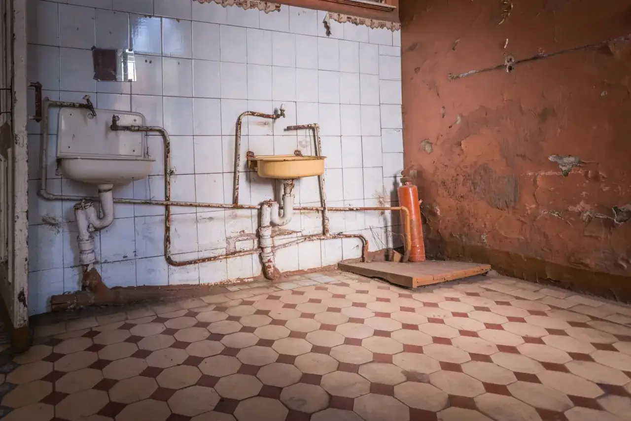 Bagno con lavandini vecchi e tubature arrugginite. Un'idea per un nuovo impianto idraulico detrazione 65.