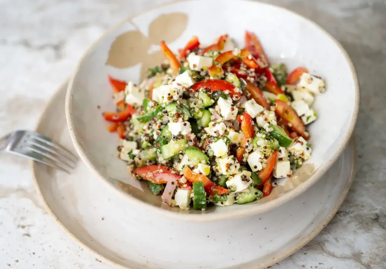Salade colorée de quinoa, concombre, poivron rouge et feta. Une idée pour la meilleure recette salade quinoa, fraîche et savoureuse.