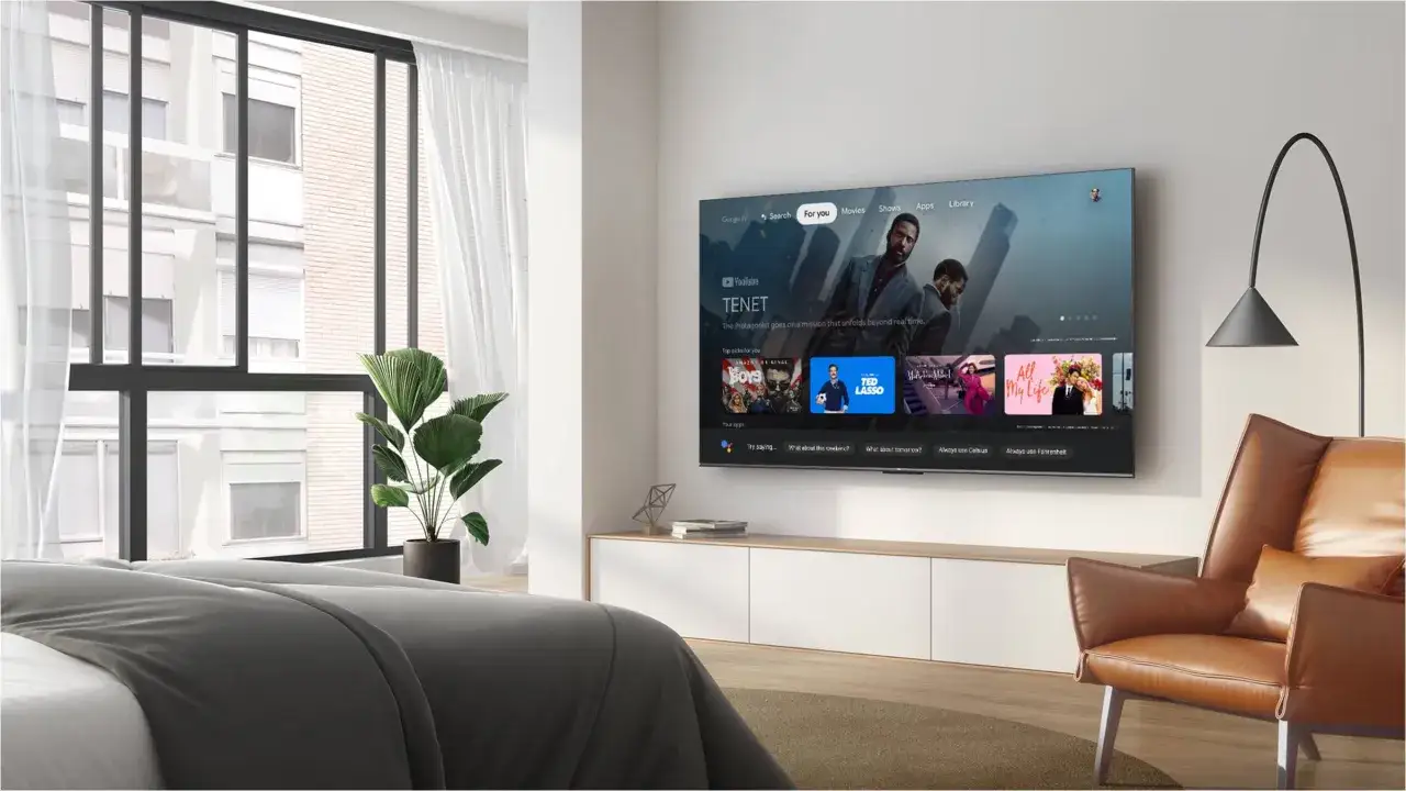 Nowoczesny salon z telewizorem Google TV, na którym widać menu z filmami i serialami. Czy można oglądać tv bez anteny? Tak, dzięki platformom streamingowym.