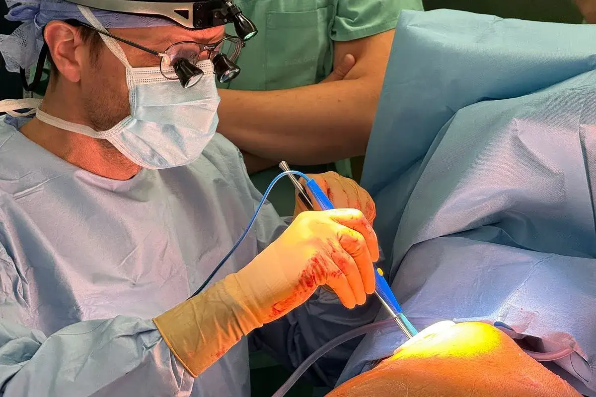 Chirurg podczas operacji zastawki serca, skupiony na precyzyjnym zabiegu.