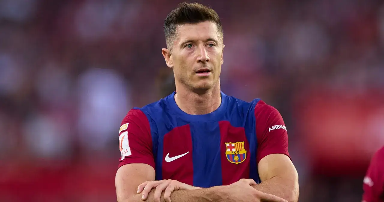 Robert Lewandowski w koszulce Barcelony, zastanawia się ile zarabia w Barcelonie.