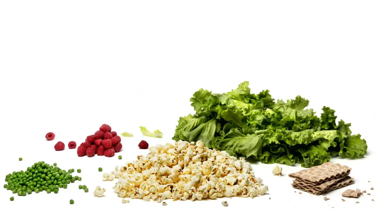 &Auml;rtor, hallon, popcorn, sallad och kn&auml;ckebr&ouml;d. Bra k&auml;llor f&ouml;r att n&aring; rekommenderat intag av hur mycket fibrer per dag.