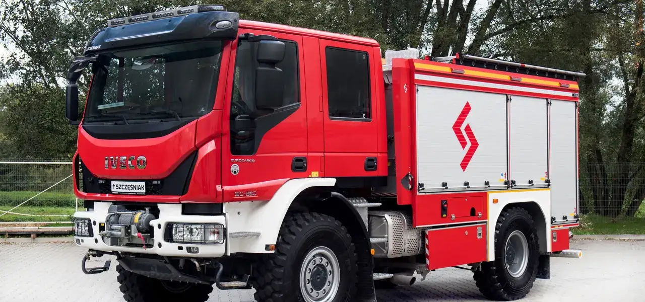 Czerwony wóz strażacki Iveco z wyciągarką i charakterystycznym logo. Różne rodzaje wozów strażackich mogą mieć takie wyposażenie.
